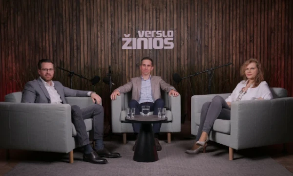 „Scandagra“ vadovas Marius Vasiliauskas, SEB banko ekonomistas Tadas Povilauskas ir moderatorė Vilija Ramanauskienė.