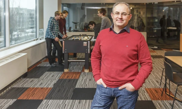 Jaroslavas Gilis, UAB „DocLogix“ generalinis direktorius, sako, kad norint dirbti JAV reikia ir JAV įmonės rekomendacijų, dėl to bendrovė nusižengė savo verslo modeliui ir pati ėmėsi diegimo. Vladimiro Ivanovo (VŽ) nuotr. Jaroslavas Gilis, UAB „DocLogix“ generalinis direktorius, sako, kad norint dirbti JAV reikia ir JAV įmonės rekomendacijų, dėl to bendrovė nusižengė savo verslo modeliui ir pati ėmėsi diegimo. Vladimiro Ivanovo (VŽ) nuotr.