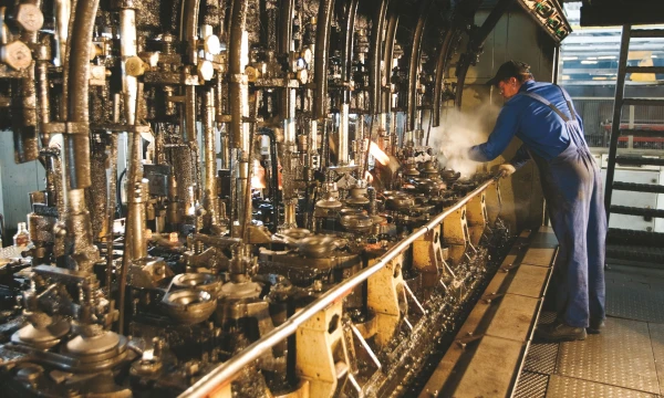 Derybas dėl Panevėžio stiklo fabriko pardavimo paspartino bet kurią dieną galėjusi sustoti gamyba. Vladimiro Ivanovo (VŽ) nuotr.