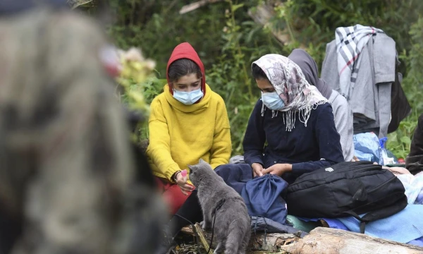 Migrantai laukia teritorijoje tarp Baltarusijos ir Lenkijos sienų netoli Usnarz Gorny kaimo Lenkijoje. Michal Kosc („AP Photo“/„Scanpix“) nuotr.