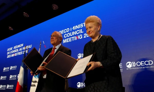Gegužės pabaigoje Paryžiuje Lietuvos prezidentės Dalios Grybauskaitės ir EBPO generalinio sekretoriaus Angelo Gurrios pasirašyta sutartis dėl Lietuvos įstojimo į šią organizaciją turėtų būti netrukus ratifikuota ir įsigalioti. @CA foto autorius:philippe wojazerIO („reuters“ / „scanpix“) nuotr. 