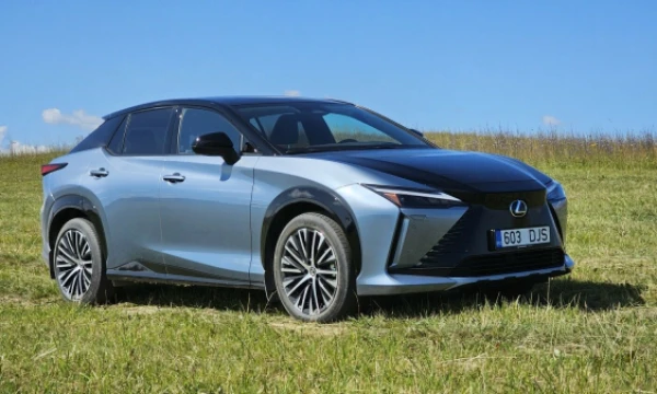 RZ – pirmasis „Lexus“ modelis, specialiai sukurtas elektros pavarai. Lino Butkaus (VŽ) nuotr.
