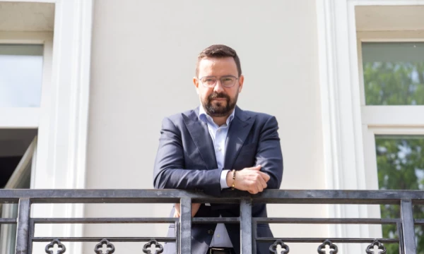 „Kad konkurencinėje kovoje turėtų šansą, jaunesnioji karta privalo būti visa galva geresnė, bet ir tai negarantuoja, kad prasimušti pavyks“, – sako Šarūnas Dyburis, UAB „AIMS International Lietuva“ vadovaujantysis partneris.  Juditos Grigelytės (VŽ) nuotr.