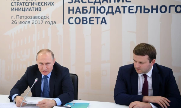 Atnaujintas Rusijos BVP prognozes pristatė Maksimas Oreškinas (dešinėje), vadinamas prezidento Vladimiro Putino favoritu. Jevgenijaus Bijatovo („Sputnik“ / „Scanpix“) nuotr.