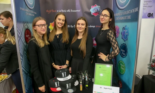Lietuvos Junior Achievement kalėdinė mokomųjų bendrovių mugė Lietuvos Respublikos Vyriausybėje. Vladimiro Ivanovo (VŽ) nuotr.