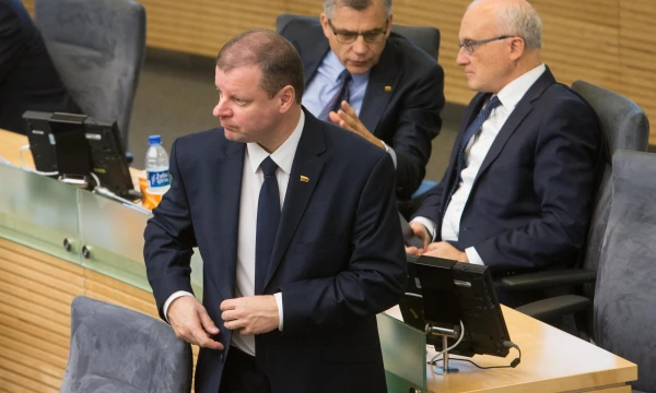 Vieni projekto iniciatorių Virgilijus Poderys ir Stasys Jakeliūnas (paskirtajam premjerui Sauliui Skverneliui už nugaros). Juditos Grigelytės (VŽ) nuotr.