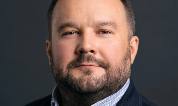 Aurimas Karnejevas, „Telia" įrangos vadovas: „Iš telekomunikacijų sektoriaus vartotojai vis dažniau tikisi ne tik duomenų apsaugos ir saugumo internete, energijos taupymo sprendimų, bet ir įrangos bei su ja susijusių procesų tvarumo.“ (BENDROVĖS NUOTR.)