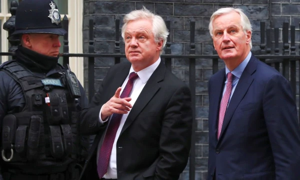 Michelis Barnier (dešinėje), ES vyriausiasis „Brexit“ derybininkas, pirmą kartą nuo derybų pradžios apsilankė Londone, kur susitiko su Davidu Davisu, JK derybininku. Hannah Mckay (Reuters / Scanpix) nuotr.