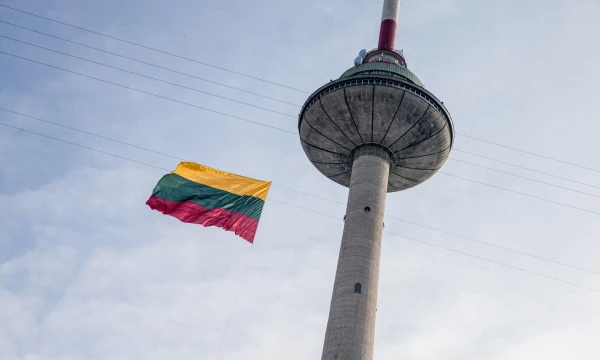 Vilniaus Televizijos bokšte iškelta Lietuvos vėliava. Juditos Grigelytės (VŽ) nuotr.