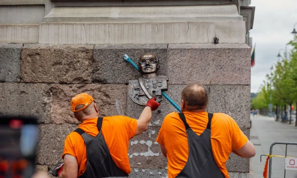 Vilniuje nuimama be leidimo pakabinta atminimo lenta Kaziui Škirpai. Skirmanto Lisausko (BNS) muotr.