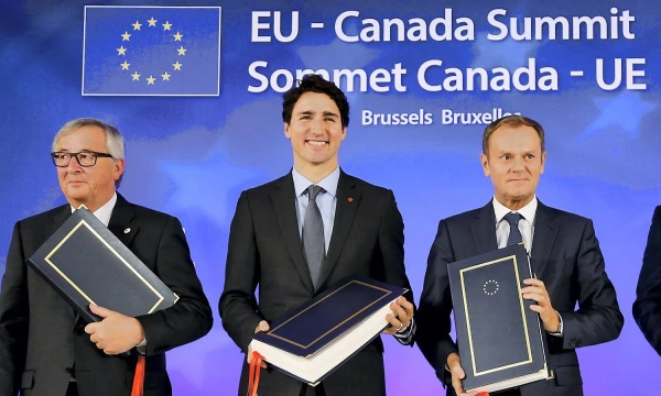 Europos Komisijos pirmininkas Jeanas-Claude'as Junckeris (kairėje), Kanados premjeras Justinas Trudeau (centre) ir Europos Sąjungos Vadovų tarybos prezidentas Donaldas Tuskas ES ir Kanados laisvos prekybos sutartį CETA pasirašė 2016 m. spalio 30 d. Briuselyje. Francois Lenoir ("Reuters") nuotr. 