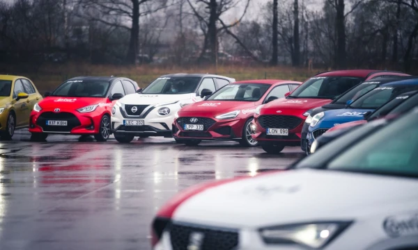 Nuo pavasario sumažėjusi naujų automobilių rinka pamažėle stabilizuojasi. Vytauto Pilkausko nuotr.