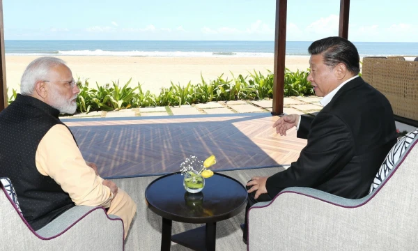 Narendra Modi, Indijos premjeras (kairėje)  ir Xi Jinpingas, Kinijos prezidentas. Ju Pengo („Xinhua“ / „Zuma Wire“ /„Scanpix“) nuotr.