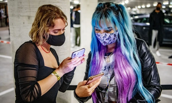 Į klubą Amsterdame – su „žaliuoju pasu“. Robino Utrechto (SIPA / „Scanpix“) nuotr. 