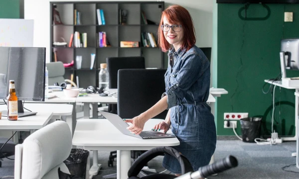 Marta Sprogytė, UAB „Tesonet“ personalo vadovė, sako, kad kalbantis su kandidatais vengia šabloninių klausimų, į kuriuos visi turi paruošę atsakymus.
Juditos Grigelytės (VŽ) nuotr.