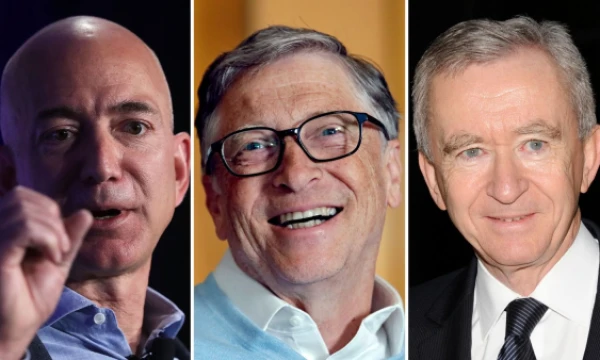 Trys turtingiausi pasaulio žmonės: Jeffas Bezosas, „Amazon“ įkūrėjas (110,3 mlrd. USD), Billas Gatesas, vienas „Microsoft“ įkūrėjų (102,5 mlrd. USD), ir Bernard‘as Arnault, „LVMH Group“ vadovas (95,1 mlrd. USD). „AFP Photo“ / „Scanpix“ nuotr.