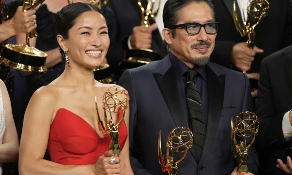 Anna Sawai ir Hiroyuki Sanada, serialo „Šiogūnas“ aktoriai, laimėję „Emmy“ apdovanojimų statulėles už pagrindnius vyro ir moters vaidmenis. Jae C. Hong (AP / „Scanpix“) nuotr.