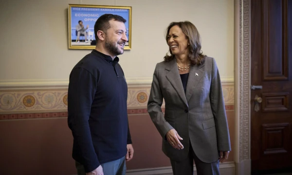 Ukrainos prezidentas V. Zelenskis su demokratų kandidate į JAV prezidento postą, Kamala Harris. („ZUMA Press“ / „Scanpix“ nuotr.)
