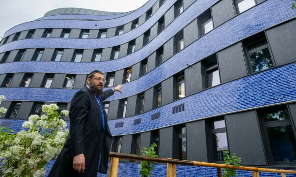 Berlyno rabinas Jehuda Teichtalas prie „Pears Jewish Campus" Berlyne. Monikos Skolimowskos („dpa“ / „Scanpix“) nuotr.