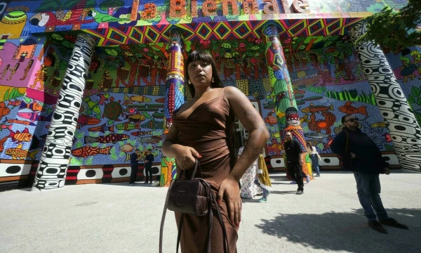 Brazilų menininkė Manauara Clandestina prie centrinio paviljono Giardini. Luca Bruno (AP / „Scanpix“) nuotr.