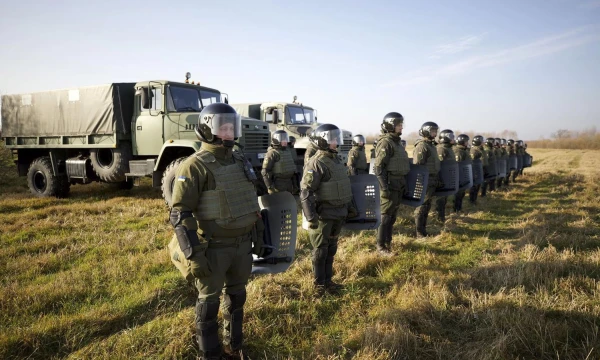 Ukrainos pasieniečiai prie sienos su Baltarusija. AP/„Scanpix“ nuotr.