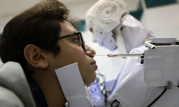 Prasidėjus pandemijai, ne viena robotikos bendrovė ieško būdų, kaip pritaikyti savo žinias kovoje su virusu. Ahmedo Gomaa (SIPA / „Scanpix“) nuotr.