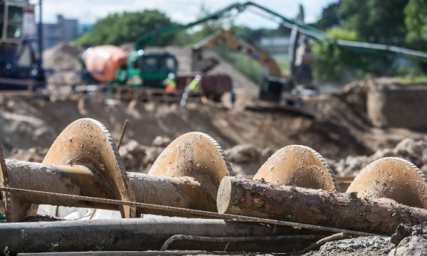 Giminingi statybų ir NT operacijų veiklos sektoriai juda skirtingomis kryptimis. Statybų darbo našumas krito 7,1%, iki 11,9 Eur per valandą, NT operacijų veiklos augo 7,8%, iki 34,5 Eur per valandą.
Juditos Grigelytės (VŽ) nuotr. 
