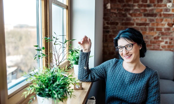 Justė Navalinskė, VšĮ „Asmeninio tobulėjimo centras“ įgyvendinančios „Ohho create“ papuošalų idėją, direktorė: „Pakabukai yra prabuojami Prabavimo rūmuose ir turi patvirtintą vardo ženklą, kas užtikrina, jog jie tikrai pagaminti iš sidabro.“ Vidūno Kulikauskio nuotr.  Justė Navalinskė, VšĮ „Asmeninio tobulėjimo centras“ įgyvendinančios „Ohho create“ papuošalų idėją, direktorė: „Pakabukai yra prabuojami Prabavimo rūmuose ir turi patvirtintą vardo ženklą, kas užtikrina, jog jie tikrai pagaminti iš sidabro.“ Vidūno Kulikauskio nuotr.