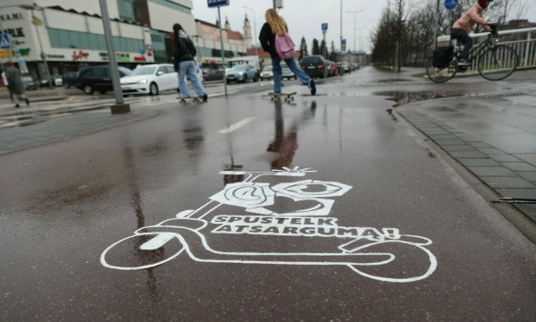 Kampanijos „Spustelk atsargumą“ logotipas prie Baltojo tilto, jo autorė – Austė Parulytė. Sauliaus žiūros nuotr.