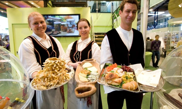 Į tikslą – per skrandį. Tikimasi, kad pristatant šalies regionus per gastroniminio turizmo prizmę pavyks pritraukti didesnę žiūrovų auditoriją ir paskatinti žmones keliauti po Lietuvą.
Juditos Grigelytės (VŽ) nuotr.