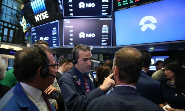 (180912) -- NEW YORK, Sept. 12, 2018 (Xinhua) -- Traders work at the New York Stock Exchange in New York, the United States, on Sept. 12, 2018. NIO Inc., a Chinese electric vehicle start-up, rang the New York Stock Exchange (NYSE) opening bell on Wednesday in celebration of its initial public offering (IPO). The company, trading under the ticker symbol of NIO, announced the pricing of its IPO of 160,000,000 American depository shares (ADSs), at 6.26 U.S. dollars per ADS for a total offering size of approximately 1 billion dollars, assuming the underwriters do not exercise their option to purchase additional ADSs. Founded in 2014, NIO, dubbed as China's Tesla, is a pioneer in China's premium electric vehicle market. (Xinhua/Qin Lang) - Qin Lang -//CHINENOUVELLE_CnynysE000082_20180913_TPPFN0A001/Credit:CHINE NOUVELLE/SIPA/1809130915