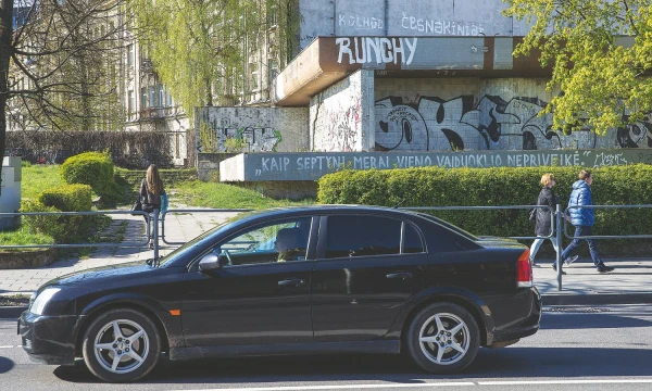 Apleistas pastatas – buvęs alaus restoranas „Tauro ragas“ J. Jasinskio gatvėje. Vladimiro Ivanovo (VŽ) nuotr.