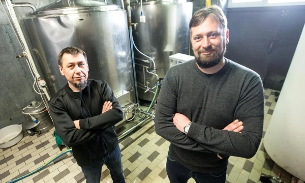 Žilvinas Nemeikšis, Panevėžio alaus daryklos UAB „Panevėžio alus“ direktorius (kairėje), ir Tomas Cesevičius, UAB „Širvėnos bravoras“ direktorius, „Dundulio alaus“ prekių ženklo įkūrėjai, versle sau leidžia eksperimentuoti. Juditos Grigelytės (VŽ) nuotr.