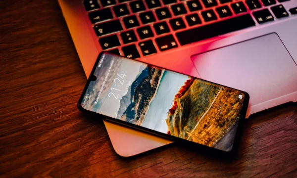 JAV vyriausybės sankcijos „Huawei“ ne juokais išgąsdino Pekiną. „Unsplash“ nuotr.