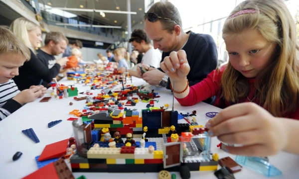 „Lego Serious Play“ („Rimti žaidimai su „Lego“) tikslas – paskatinti vadovus vizualizuoti, suprasti ir spręsti sudėtingas strategines problemas alternatyviais būdais. „Scanpix“ nuotr.