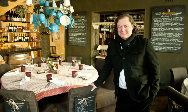 „Apie restorano kokybę galima spręsti iš to: jei atsimeni, ką valgei, ir neatsimeni, kiek sumokėjai, vadinasi, tai geras restoranas. Jei atsimeni, kiek mokėjai, ir neatsimeni, ką valgei, tai toks ir restoranas“, – sako Arūnas Oželis, vienas pirmųjų Nepriklausomos Lietuvos restauratorių.   Vladimiro Ivanovo (VŽ) nuotr.