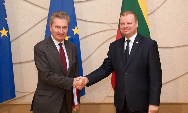 Premjeras Saulius Skvernelis (dešinėje) susitiko su Europos Komisijos nariu Gunteriu Oettingeriu. Dariaus Janučio (Vyriausybės kanceliarija) nuotr.