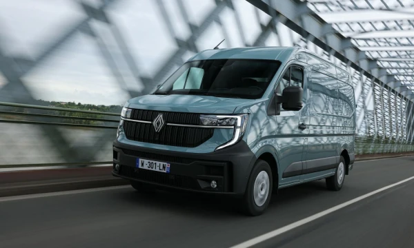Naujasis „Renault Master“ argumentuos geresne ekonomija, mažesne tarša, elektros pavara, gausesniais įrangos sąrašais. „Renault Group“ nuotr.