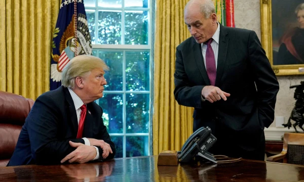 Donaldas Trumpas ir Johnas Kelly, Baltųjų rūmų administracijos direktorius. Jonathano Ernsto („Reuters“ / „Scanpix“) nuotr.