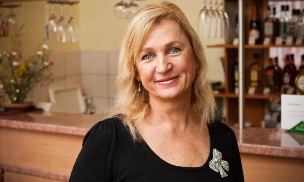 Vida Savičienė, sostinės UAB „Mažoji Aitezija“, kuriai priklauso kavinė „Kišenėlė“, direktorė: „Net tie, kurie nemėgsta salotų, sužinoję, kad daržoves užauginau pati, jas suvalgo.“
Vladimiro ivanovo (VŽ) nuotr.