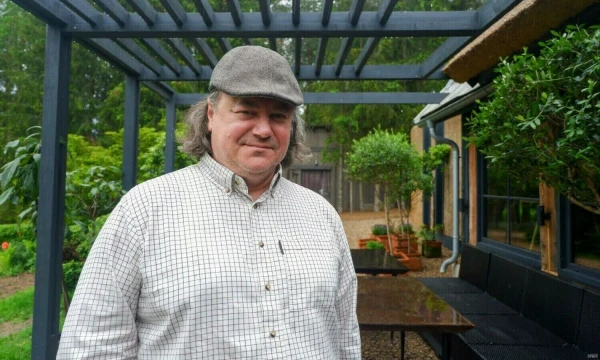 „Čia yra gyvenimas. Nebe darbas, o gyvenimo būdas“, – sako Arūnas Oželis apie restoraną kaime. Beatričės Laurinavičienės (VŽ) nuotr.