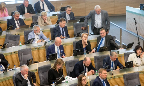 Seimo valdantieji susitelkė ir gebėjo surinkti minimalų kvorumą, kad patvirtintų valstybės dotaciją socialdarbiečiams nuo kitų metų. Juditos Grigelytės (VŽ) nuotr.