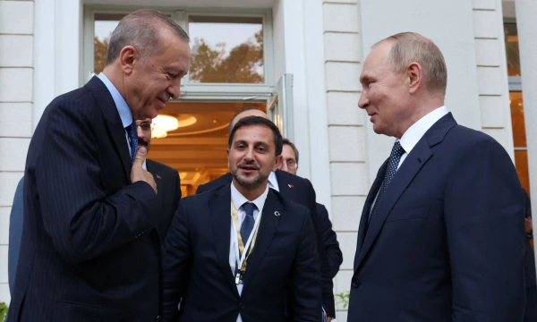 Penktadienį vizito į Maskvą su Vladimiru Putinu (dešinėje), Rusijos prezidentu, atvyko Recepas Tayyipas Erdoganas (kairėje), Turkijos vadovas. „Reuters“ / „Scanpix“ nuotr.