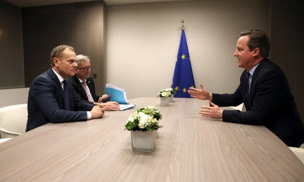 David Cameron (dešinėje), Jungtinės Karalystės premjeras, Donaldas Tuskas (kairėje), Europos vadovų tarybos pirmininkas, ir Jeanas Claude‘as Junckeris, Europos Komisijos pirmininkas.  „Reuters“ / „Scanpix“ nuotr.