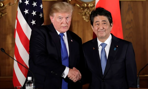 JAV prezidentas Donaldas Trumpas Tokijuje susitiko su Japonijos premjeru Shinzo Abe. Kiyoshi Ota („Reuters“ / „Scanpix“) nuotr.
