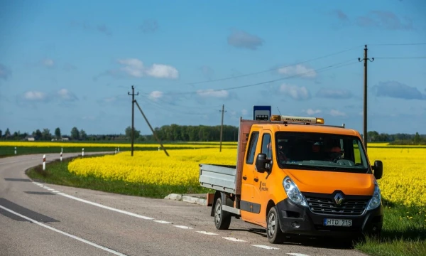 Kelių priežiūros automobilis.  Vladimiro Ivanovo (VŽ) nuotr.