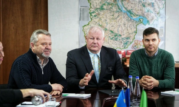 Bučos miesto Kijevo srityje meras Anatolijus Fedorukas (kairėje), Aivaras Karalius, „BT invest“ vadovas (viduryje) ir Šarūnas Stepukonis, „BaltCap“ fondo partneris (dešinėje). Bendrovės nuotr.