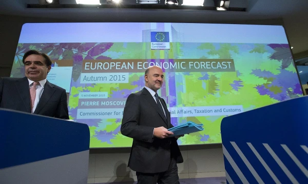 Pierre‘as Moscovici, už ekonomiką ir finansus atsakingas ES komisaras, teigia, kad palankūs euro zonai vėjai netrukus nurims, ir šalys turės ieškoti kitų augimo šaltinių.  Yveso Hermano („Reuters“ / „Scanpix“) nuotr. 