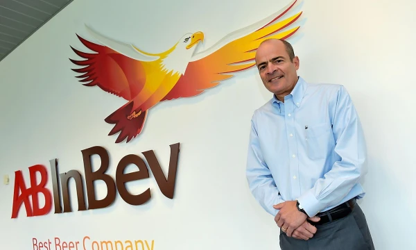 Carlos Brito, chief executive of Anheuser-Busch InBev, poses for photographer prior to a news conference in Leuven in this file photo from February 26, 2015. Anheuser-Busch InBev has approached rival SABMiller about a takeover that would form a brewing colossus which makes around a third of the beer consumed globally.      Eric Vidal (Reuters / Scanpix)