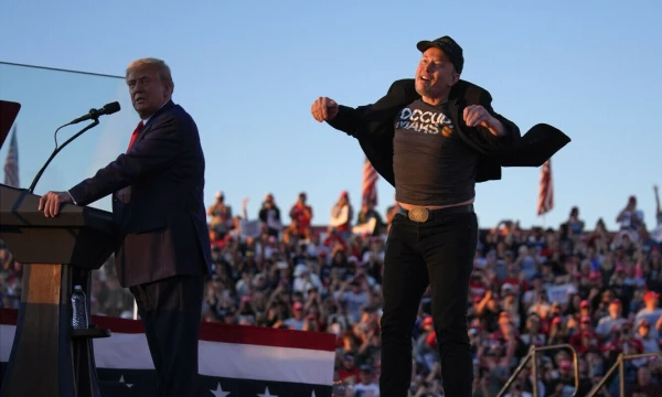 Elonas Muskas šoka ant scenos per Donaldo Trumpo kampanijos renginį. Evano Vucci (AP / „Scanpix“) nuotr.